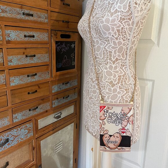 Potato Chip Print Handbag - Unique Delicious Gold Chain Crossbody- NWOT - Picture 3 of 12